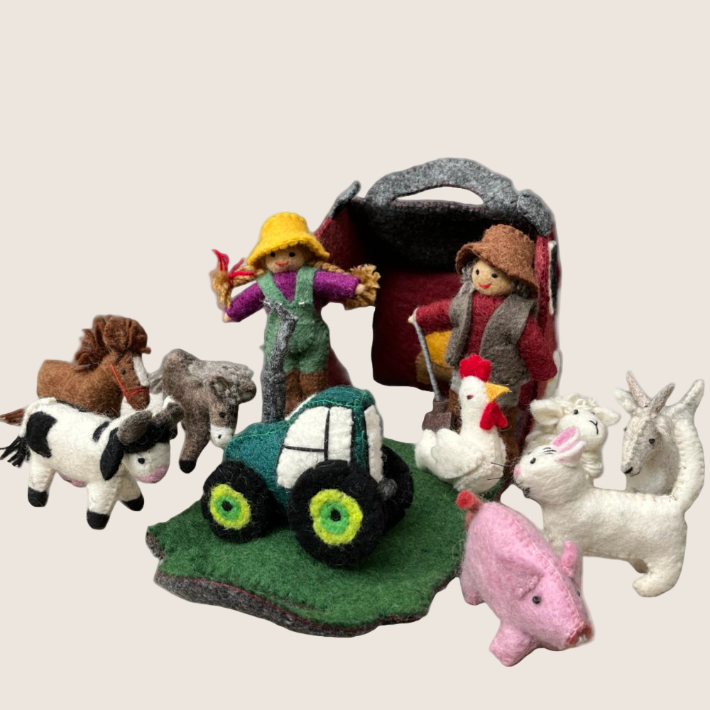 Farm barn bag with 11 felt characters